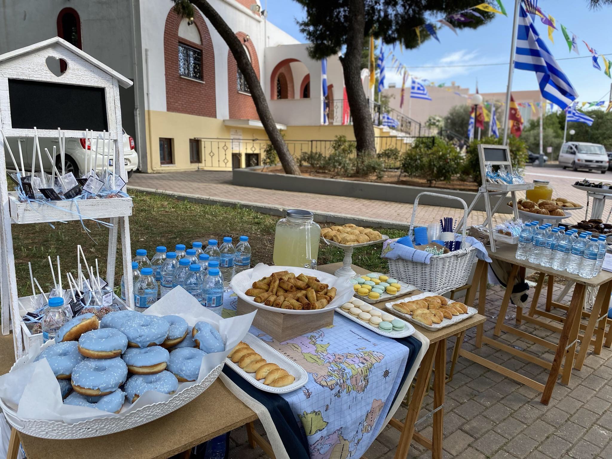 Τραπέζι με γλυκά και διακόσμηση βάπτισης