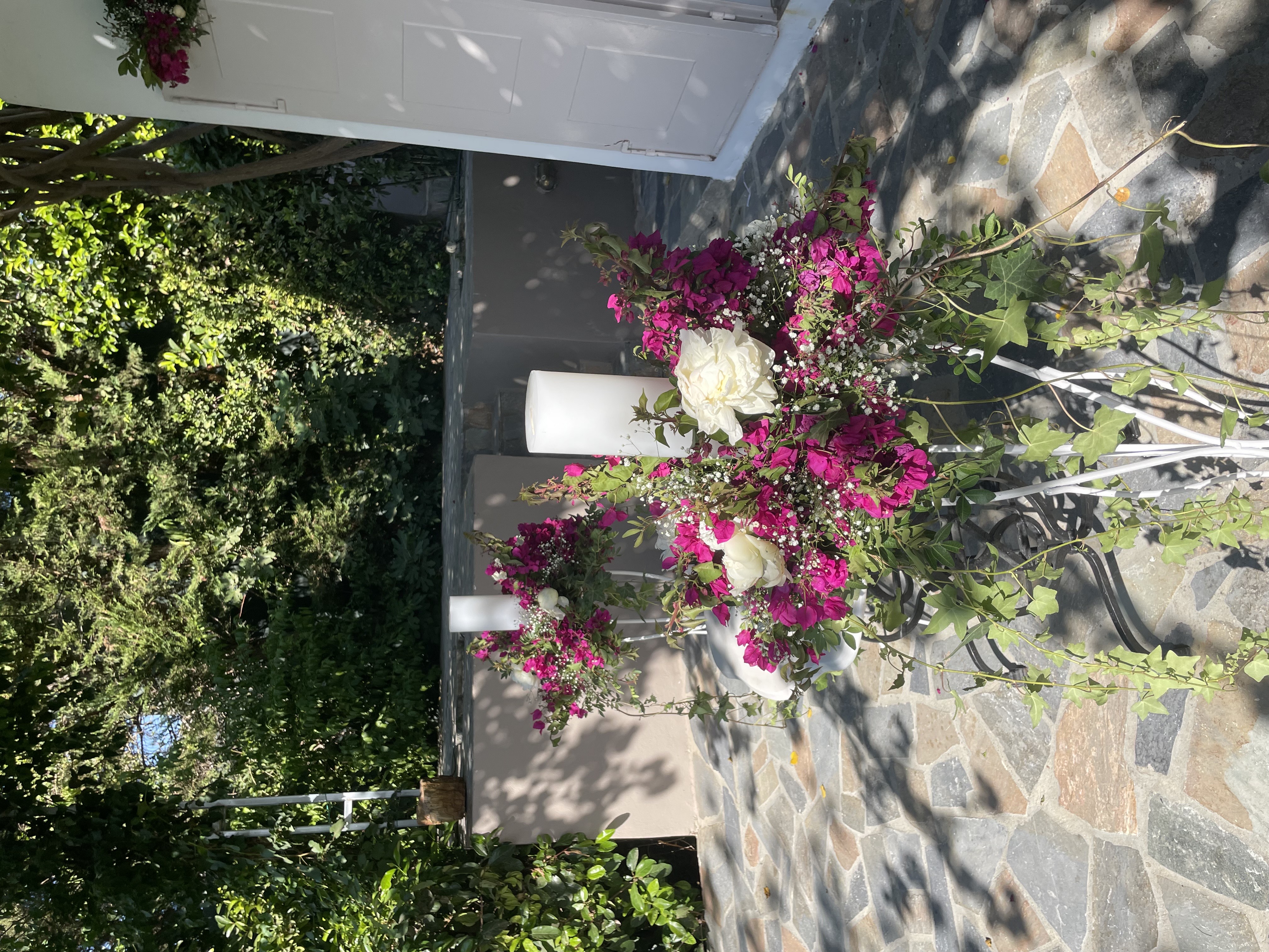 Στολισμός γάμου με ροζ λουλούδια και κεριά