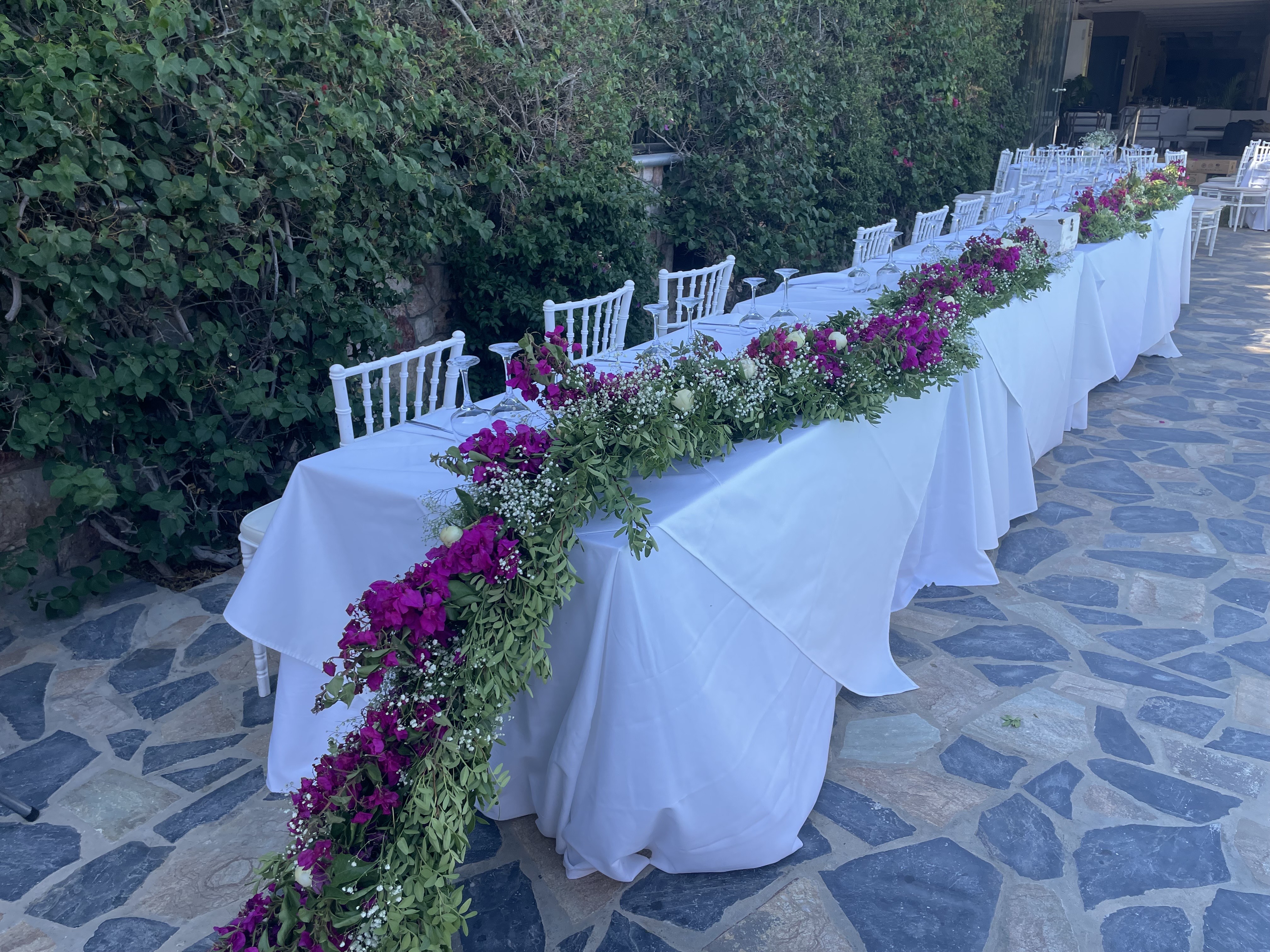 Διακόσμηση τραπεζιού γάμου με μωβ άνθη