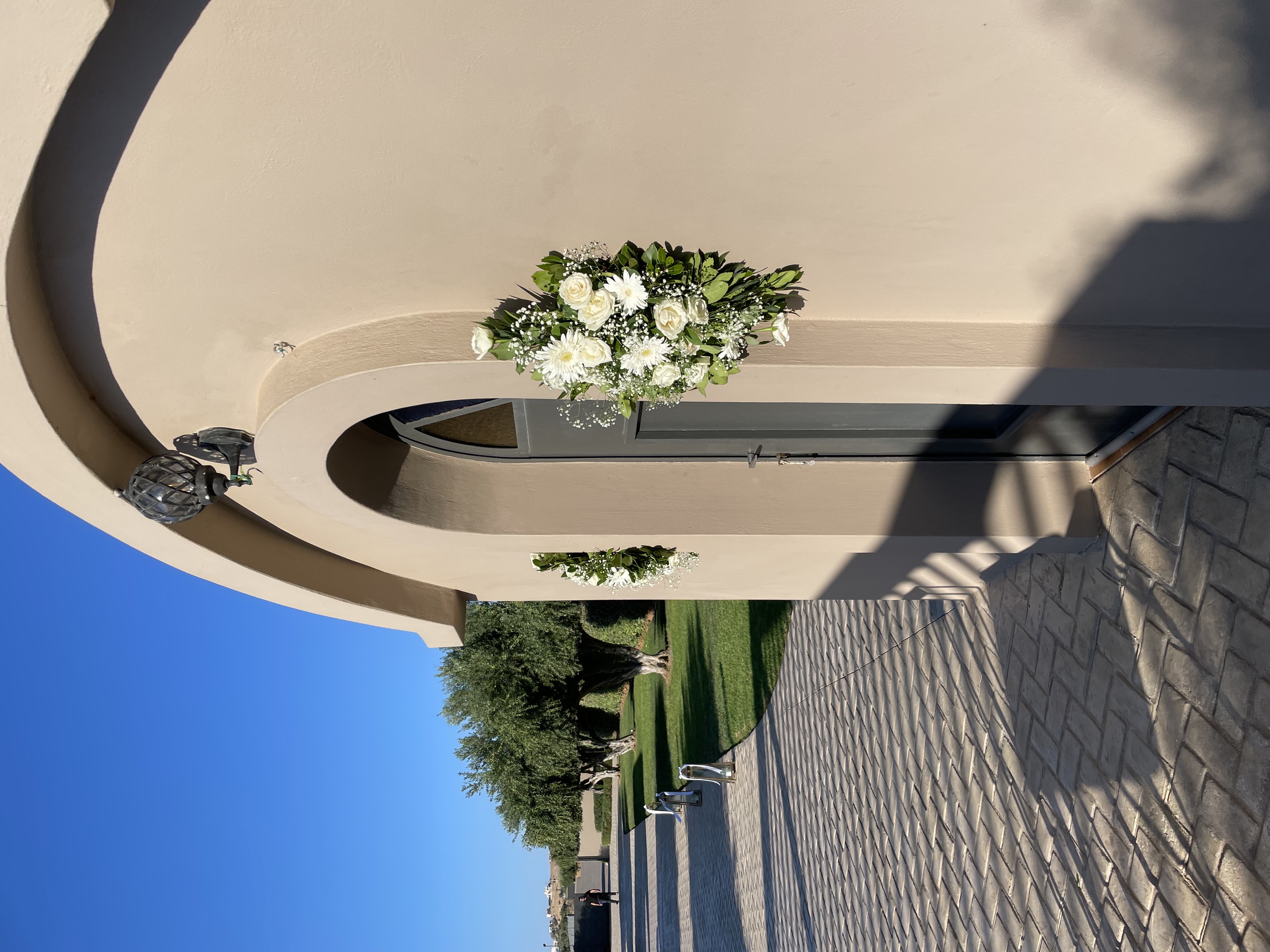 Λευκή άνθινη σύνθεση με γέρμπερες και τριαντάφυλλα