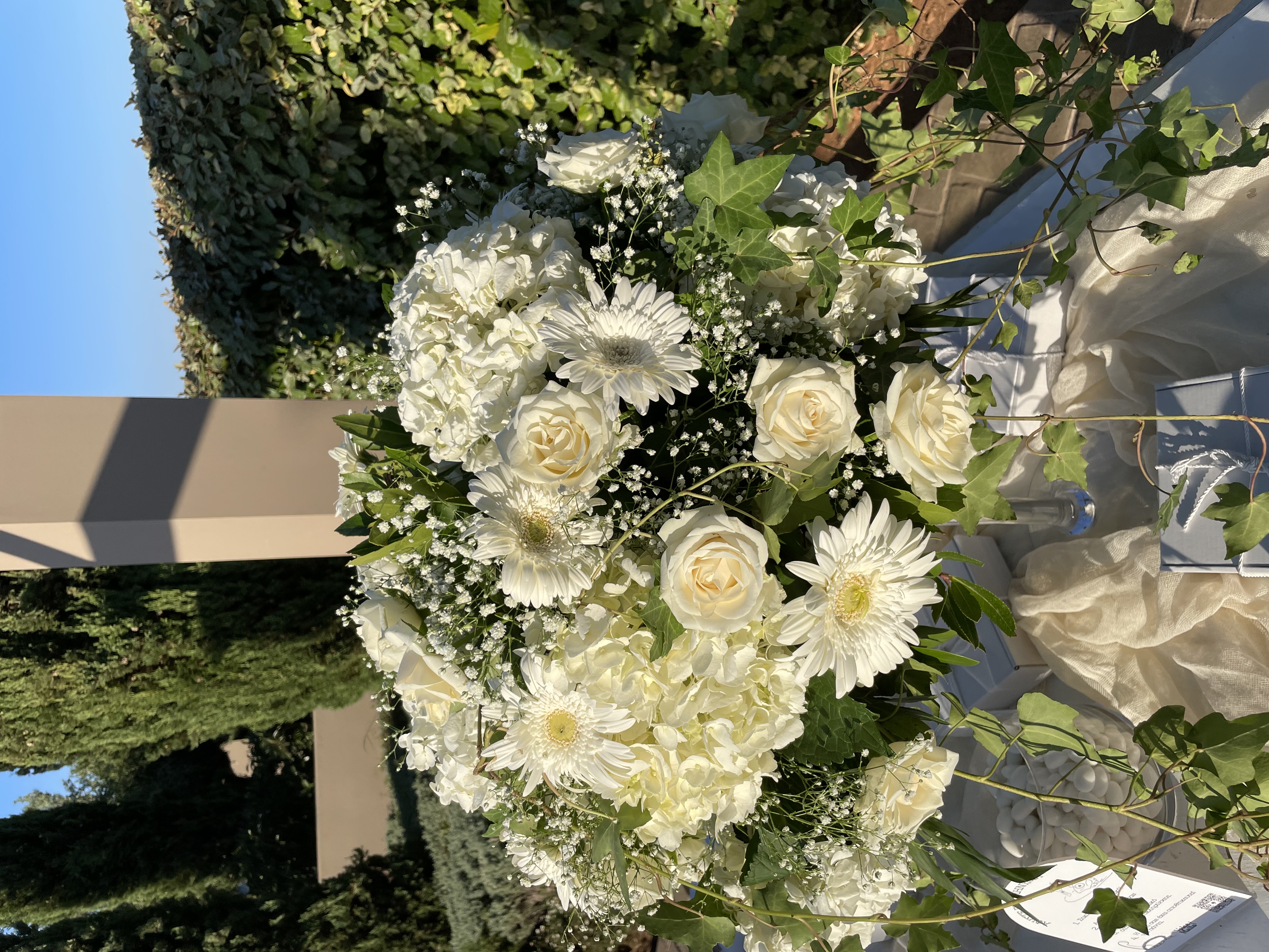 Λευκός στολισμός γάμου με ορτανσίες και τριαντάφυλλα