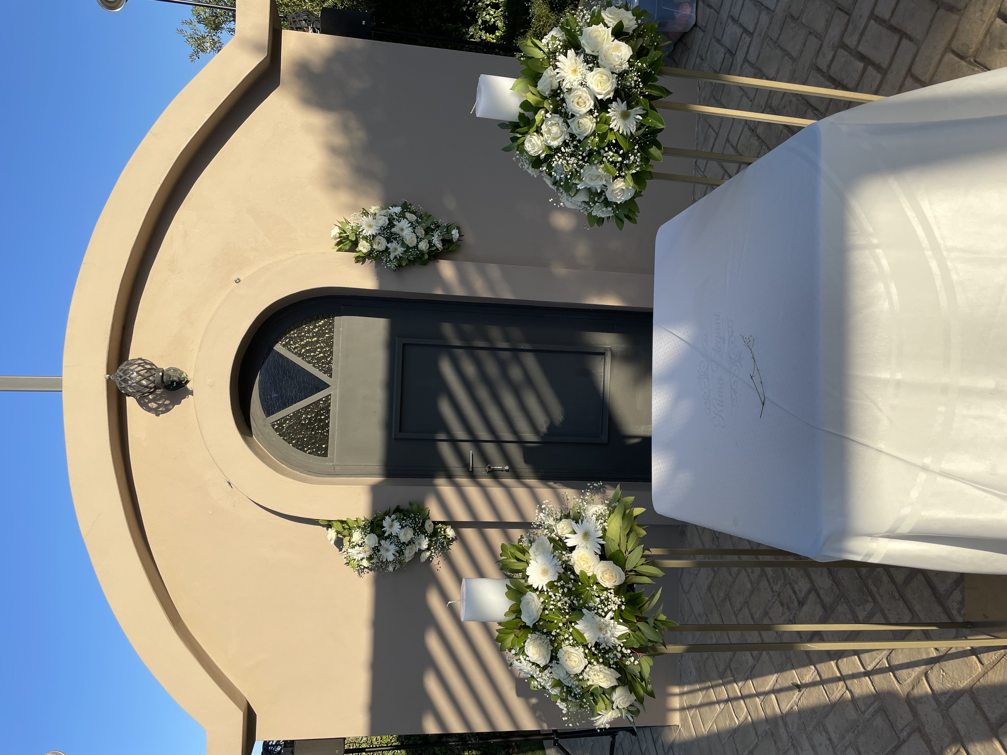 Στολισμός εκκλησίας με λευκά άνθη