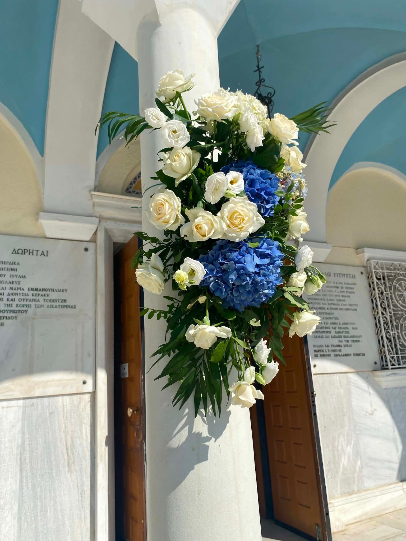 Στολισμός κολόνας εκκλησίας με λευκά και μπλε άνθη